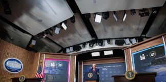 Trump despide a los miembros demócratas de la Junta de Supervisión Fiscal para Puerto Rico EFE/EPA/SAMUEL CORUM / POOL