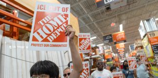 Mayor grupo latino de EE.UU pide a Home Depot negar el acceso de ICE a sus instalaciones Imagen de archivo de personas que sostienen carteles durante una manifestación en apoyo a la Red Nacional de Organización de Jornaleros por las recientes redadas de ICE en los estacionamientos de The Home Depot. EFE/ Ángel Colmenares