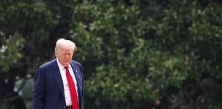 Trump despide a los cinco miembros demócratas de la Junta de Supervisión Fiscal EFE/EPA/SAMUEL CORUM / POOL