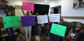 Familias de migrantes baleados por dos hermanos en Texas en 2022 logran acuerdo judicial Familiares del migrante asesinado Jesús Iván Sepúlveda posan durante una entrevista con Efe, el 4 de octubre de 2022, en Ciudad Juárez, Chihuahua (México). Imagen de archivo. EFE/ Luis Torres