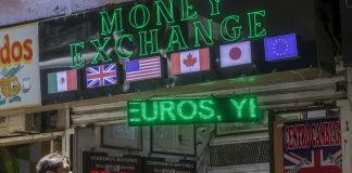 Las remesas enviadas a México caen 5,6 % en el primer semestre de 2025 Fotografía de archivo del 2 de abril del 2025, donde se observa a personas caminando frente a una casa de cambio, en Ciudad de México (México). EFE/ Isaac Esquivel