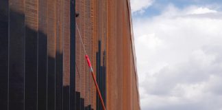 EEUU pinta de negro el muro fronterizo para elevar su temperatura y evitar escaladas Fotografía tomada de la cuenta oficial de la red social X @Sec_Noem de la secretaria de Seguridad Nacional de Estados Unidos, Kristi Noem, que muestra a Noem (c) pintando el muro fronterizo entre Estados Unidos y México este martes, en Santa Teresa (Estados Unidos). EFE/ @sec_noem /SOLO USO EDITORIAL/ NO VENTAS/ SOLO DISPONIBLE PARA ILUSTRAR LA NOTICIA QUE ACOMPAÑA (CRÉDITO OBLIGATORIO)