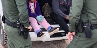 Una niña de 6 años enviada por EEUU a Ecuador se convierte en la deportada más joven Fotografía de archivo en donde aparecen dos agentes de la Patrulla Fronteriza mientras atienden a unos niños en la frontera de Arizona con México (EE.UU.). EFE/Paula Díaz