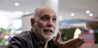 Guillermo Arriaga: “El votante de Trump no está equivocado, el sistema lo dejó atrás” El escritor mexicano Guillermo Arriaga habla en una entrevista con EFE este martes, en Ciudad de México (México). EFE/ José Méndez