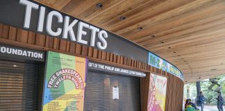 El arte de esperar en Nueva York: filas que aparecen por Shakespeare o por una pizza Personas hacen fila este miércoles, en Nueva York (Estados Unidos). EFE/ Ángel Colmenares.