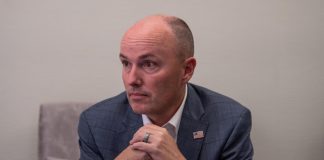 Gobernador de Utah tilda de “cáncer” a las redes sociales tras asesinato de Charlie Kirk El gobernador de Utah, Estados Unidos, Spencer Cox, habla al termino de una entrevista con EFE en la ciudad de Monterrey, en Nuevo León (México). Imagen de archivo. EFE/Miguel Sierra