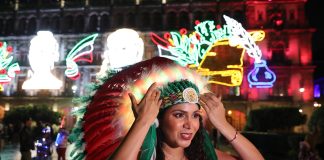 México se prepara para el primer grito de independencia pronunciado por una presidenta Una mujer con atuendo patriótico posa este sábado, en el Zócalo de Ciudad de México (México). EFE/Mario Guzmán