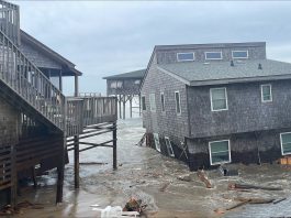 Cinco casas colapsan en costa de Carolina del Norte