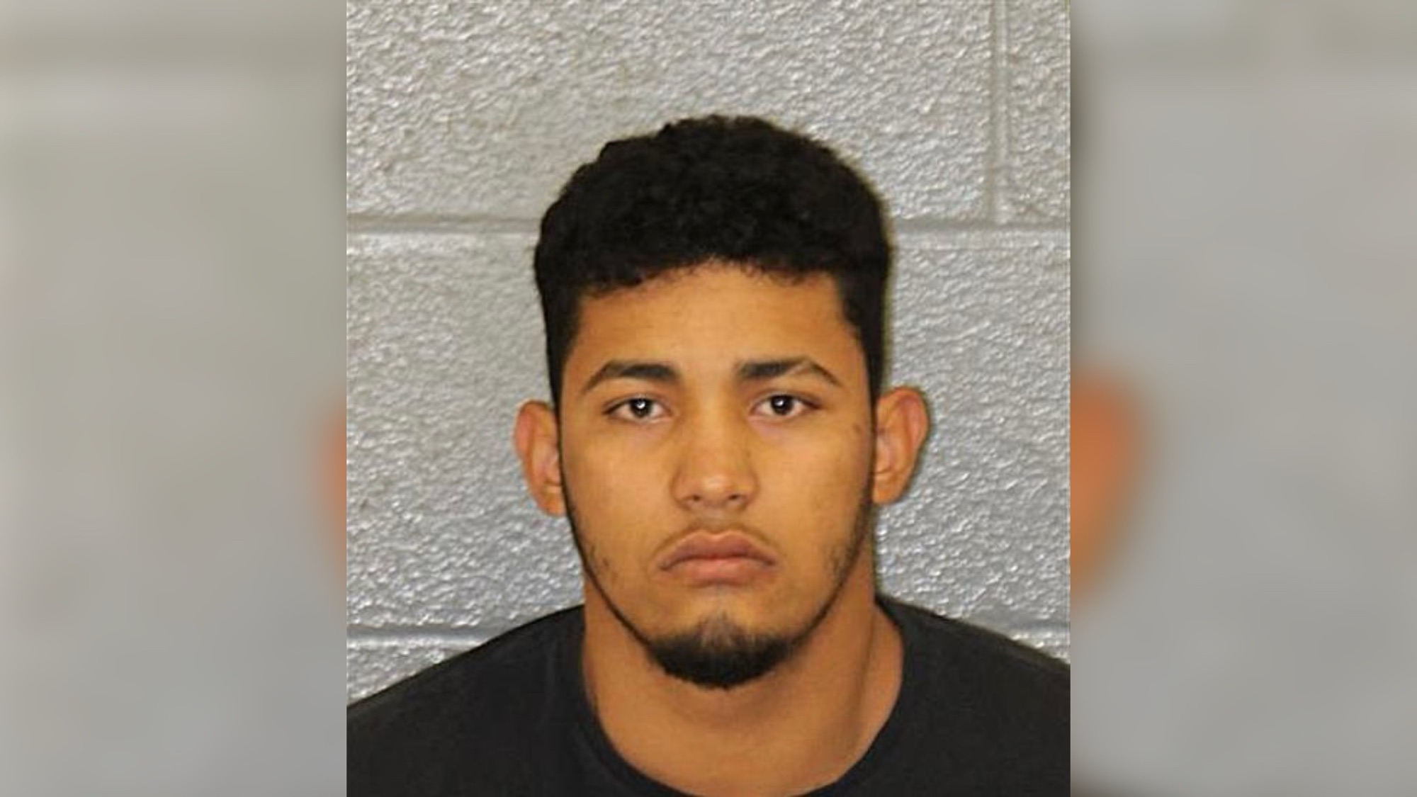 Joven enfrenta más de 40 cargos por robos en negocios