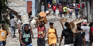 Periodista haitiano denuncia ante la SIP que la situación en su país es “indescriptible” Personas caminan por el barrio Nazon en Puerto Príncipe (Haití). Imagen de archivo. EFE/ Mentor David Lorens