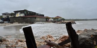 El huracán Melissa, de categoría 5, azota Jamaica con vientos y lluvias devastadores Fotografía de la playa pesquera de Port Henderson ayer lunes en Jamaica. EFE/Rudolph Brown