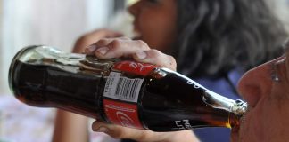 ONG exhortan a Senado mexicano a no retroceder en impuesto a refrescos y edulcorantes Fotografía de archivo de una persona que bebe un refresco en Ciudad de México. EFE/ Mario Guzmán