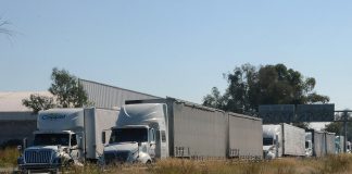 Agricultores mexicanos reconocen acuerdo de 328 dólares por tonelada logrado con Gobierno Fotografía que muestra vehículos de carga estacionados durante un bloqueo de agricultores en la carretera que comunica de León a Aguascalientes ayer martes, en León (México). EFE/ Luis Ramírez