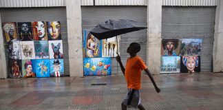 El Indomet advierte que Melissa continuará generando lluvias sobre el país Una persona camina bajo la lluvia en la ciudad colonial en Santo Domingo (República Dominicana). EFE/Orlando Barría