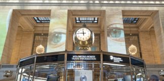 La estación Grand Central de Nueva York cambia la publicidad por fotos de sus ciudadanos Personas asisten a la exposición 'Dear New York' impulsada por Brandon Stanton, creador del proyecto 'Humans of New York', este martes en la estación Grand Central de Nueva York (Estados Unidos). EFE/ Ángel Colmenares