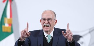 México admite que aún “no hay condiciones” para abrir frontera con EEUU a ganado por plaga El secretario de Agricultura y Desarrollo Rural, Julio Berdegué, participa durante una rueda de prensa este miércoles en Palacio Nacional de la Ciudad de México (México). EFE/Mario Guzmán