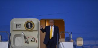 Trump dice que “le encantaría” optar a un tercer mandato pero respalda fórmula Vance-Rubio El presidente estadounidense Donald Trump desembarca del Air Force One a su llegada al Aeropuerto Internacional de Haneda en Tokio, Japón, este lunes. EFE/EPA/DAVID MAREUIL / POOL