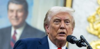 Trump admite que la subida de aranceles a China “es insostenible” pero culpa a Pekín EFE/EPA/SHAWN THEW / POOL