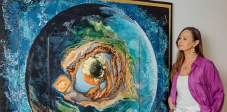 Con exposición ONG busca crear conciencia sobre la prevención de cáncer de mama en México Fotografía cedida este miércoles por ARTEria donde se observa a las artistas Verónica Vicario (arriba) y Carolina Pavia (abajo) durante una exposición en Ciudad de México (México). EFE/ Arteria /SOLO USO EDITORIAL/NO VENTAS/ SOLO DISPONIBLE PARA ILUSTRAR LA NOTICIA QUE ACOMPAÑA (CRÉDITO OBLIGATORIO)