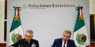 México y EE.UU. revisan “cooperación marítima” tras ataque a embarcaciones en el Pacífico Fotografía cedida este martes por la Secretaria de Relaciones Exteriores (SRE), donde se observa al canciller mexicano, Juan Ramón de la Fuente (d) y al titular de la Secretaría de Marina, Raymundo Morales durante la firma de un convenio, celebrado en la Ciudad de México (México). EFE/Secretaria de Relaciones Exteriores/SOLO USO EDITORIAL/NO VENTAS/SOLO DISPONIBLE PARA ILUSTRAR LA NOTICIA QUE ACOMPAÑA (CRÉDITO OBLIGATORIO)