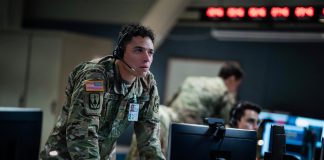 ‘A House of Dynamite’: entre la amenaza nuclear y el dilema del poder concentrado Fotografía cedida por Netflix donde aparece el actor Anthony Ramos protagonizando al mayor Daniel González en 'A House of Dynamite'. EFE/ Eros Hoagland / Netflix / SOLO USO EDITORIAL/ NO VENTAS/ SOLO DISPONIBLE PARA ILUSTRAR LA NOTICIA QUE ACOMPAÑA (CRÉDITO OBLIGATORIO)