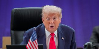 Trump y Xi buscarán “consumar” pacto para que TikTok funcione legalmente en EE.UU. El presidente estadounidense Donald Trump interviene en la cumbre de la Asociación de Naciones del Sudeste Asiático (ASEAN) en Kuala Lumpur, Malasia. EFE/ Vincent Thian / Pool