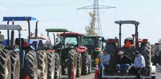 Productores y agricultores mexicanos bloquean carreteras para pedir precio justo del maíz Agricultores del estado de Guanajuato bloquean la carretera de cuota León-Aguascalientes este lunes, en León (México). EFE/Luis Ramírez