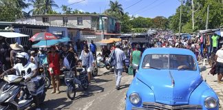 Vuelos, remesas, comercio y finanzas: siete décadas de sanciones de EE.UU. contra Cuba Personas recorren una vía comercial en La Habana (Cuba). EFE/ Ernesto Mastrascusa