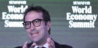 Cuerpo promueve en EEUU la apuesta de España por la energía limpia y la inmigración El ministro español de Economía, Comercio y Empresa, Carlos Cuerpo, habla durante una charla titulada 'Desbloqueando el Crecimiento de la UE' en el marco de la edición de otoño de la Cumbre de la Economía Mundial este miércoles, en la sede de Semafor en Washington (Estados Unidos). EFE/ Lenin Nolly