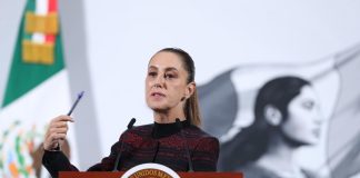 Sheinbaum defiende el impuesto a las bebidas azucaradas para que “se consuman menos” La presidenta de México Claudia Sheinbaum, habla durante una rueda de prensa este jueves en Palacio Nacional de la Ciudad de México (México).EFE/Mario Guzmán