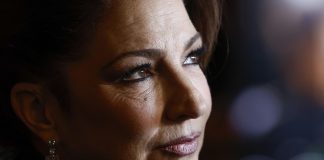Gloria Estefan: cuando hay elecciones en EE.UU. paga los platos rotos el último inmigrante La cantante Gloria Estefan posa anoche antes de recibir el premio Vanity Fair Personaje del año 2025 en Madrid. EFE/Juanjo Martín