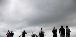 México pide a nacionales en Jamaica mantenerse alerta ante el avance del huracán Melissa En un aviso emitido a las 9:00 hora local (17:00 GMT), el SMN indicó que el centro del huracán se localizaba a 180 kilómetros al sur de Kingston, Jamaica, y a 1.200 kilómetros al este-sureste de Cancún, Quintana Roo (sur de México). EFE/ Orlando Barría