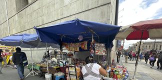 La tasa de desempleo en México aumentó al 3 % en septiembre Vendedores ambulantes ofrecen sus productos en una calle de la Ciudad de México (México). Imagen de archivo. EFE/Isaac Esquivel