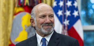 EE.UU. empieza a cumplir su amenaza de arrebatar la producción de automóviles a Canadá EFE/EPA/SHAWN THEW / POOL