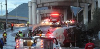 Ascienden a 32 los fallecidos por explosión de camión de gas en Ciudad de México Integrantes del Cuerpo de Bomberos controlan un incendio luego del accidente de un camión de gas en la Ciudad de México (México). Imagen de archivo. EFE/ Mario Guzmán