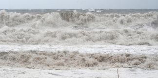 El huracán Melissa disminuye a categoría 4 a su paso por Jamaica Fotografía de un fuerte oleaje provocado por el paso del huracán Melissa este martes, en Kingston (Jamaica). Melissa tocó tierra en Jamaica con vientos máximos sostenidos cercanos a los 295 kilómetros por hora (185 millas), lluvias torrenciales y marejadas que amenazan con provocar inundaciones y daños catastróficos. EFE/Rudolph Brown