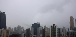 Mueren dos niñas en un río por efectos indirectos del huracán Melissa en Panamá Fotografía que muestra las condiciones climáticas de lluvia ayer lunes, en Ciudad de Panamá (Panamá). EFE/Carlos Lemos