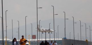 Pilotos piden a México actuar con “urgencia” ante cancelación de vuelos por parte de EEUU Personas caminan por las vías del tren suburbano que conecta con el Aeropuerto Internacional Felipe Ángeles (AIFA) en la población de Santa Lucía, Estado de México (México). Imagen de archivo. EFE/Sáshenka Gutiérrez