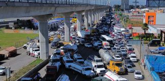 Operadores de pipas de agua bloquean calles en México tras intervención de tomas y pozos Fotografía aérea del colapso del tránsito debido a un bloqueo realizado por transportistas de agua este lunes, en una carretera del municipio de Lerma (México). EFE/Felipe Gutiérrez