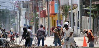 La actividad económica de México cayó un 0,9 % interanual en agosto Fotografía de archivo en donde se observa a trabajadores durante una construcción en la ciudad de Tapachula en Chiapas (México). EFE/ Juan Manuel Blanco