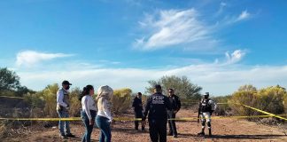 Madres buscadoras denuncian hostigamiento en plantón que cumple 22 días en sur de México Integrantes del grupo de Madres Buscadoras, acompañadas de Policías y Peritos de la Fiscalía General de Justicia, recorren una fosa en el municipio de Hermosillo, estado de Sonora (México). Imagen de archivo. EFE/ Daniel Sánchez