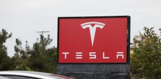 Tesla avisa que Musk podría irse si no se le concede un billón de dólares en acciones Imagen de archivo. EFE/EPA/CAROLINE BREHMAN