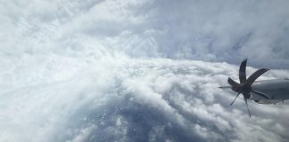 Avión cazahuracanes de EEUU es forzado a regresar por turbulencias muy fuertes de Melissa Fotografía cedida por la Fuerza Aérea de Estados Unidos fechada el 27 de octubre de 2025 que muestra el huracán Melissa durante un sobrevuelo de la tripulación de la Reserva del 53.º Escuadrón de Reconocimiento Meteorológico, conocidos como los 'cazahuracanes'. EFE/Mark Withee/Fuerza Aérea de EE.UU. /SOLO USO EDITORIAL /NO VENTAS /SOLO DISPONIBLE PARA ILUSTRAR LA NOTICIA QUE ACOMPAÑA /CRÉDITO OBLIGATORIO