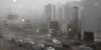 República Dominicana llama a “no bajar la guardia” ante el poderoso huracán Melissa Vehículos transitan por la avenida John F. Kennedy bajo la lluvia provocada por el huracán Melissa aye lunes, en Santo Domingo (República Dominicana). EFE/ Orlando Barría
