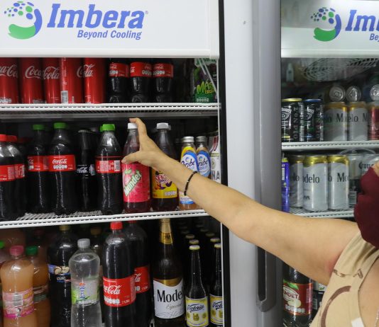 Organizaciones civiles piden al Gobierno mexicano fortalecer los impuesto a los refrescos Una mujer compra bebidas azucaradas en una tienda de Ciudad de México (México).Imagen de archivo. EFE/Alex Cruz