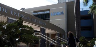 Empresa encargada de la red eléctrica en Puerto Rico despide a 160 empleados Una mujer camina hacia las oficinas de Luma Energy en el barrio de Santurce en San Juan (Puerto Rico). Fotografía de archivo. EFE/Thais LLorca