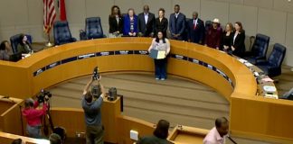 Líderes de Mecklenburg aprueban resolución en apoyo a inmigrantes