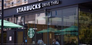 Empleados de Starbucks inician una huelga en EEUU en un día clave de ventas Fotografía de archivo. EFE/EPA/ALLISON DINNER