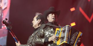 Los Tigres del Norte: Trump debe tomar “otro camino más abierto para el bien de todos” Juan Hernández (d) y Hernán Hernández, integrantes del grupo mexicano Los Tigres del Norte. Imagen de archivo. EFE/ José Méndez