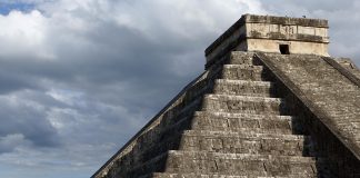 Los visitantes internacionales en México crecieron un 16 % en septiembre Turistas y visitantes se reúnen para observar el descenso de Kukulcán en Chichén Itzá, en la ciudad de Mérida, Yucatán (México). Imagen de archivo. EFE/ Lorenzo Hernández